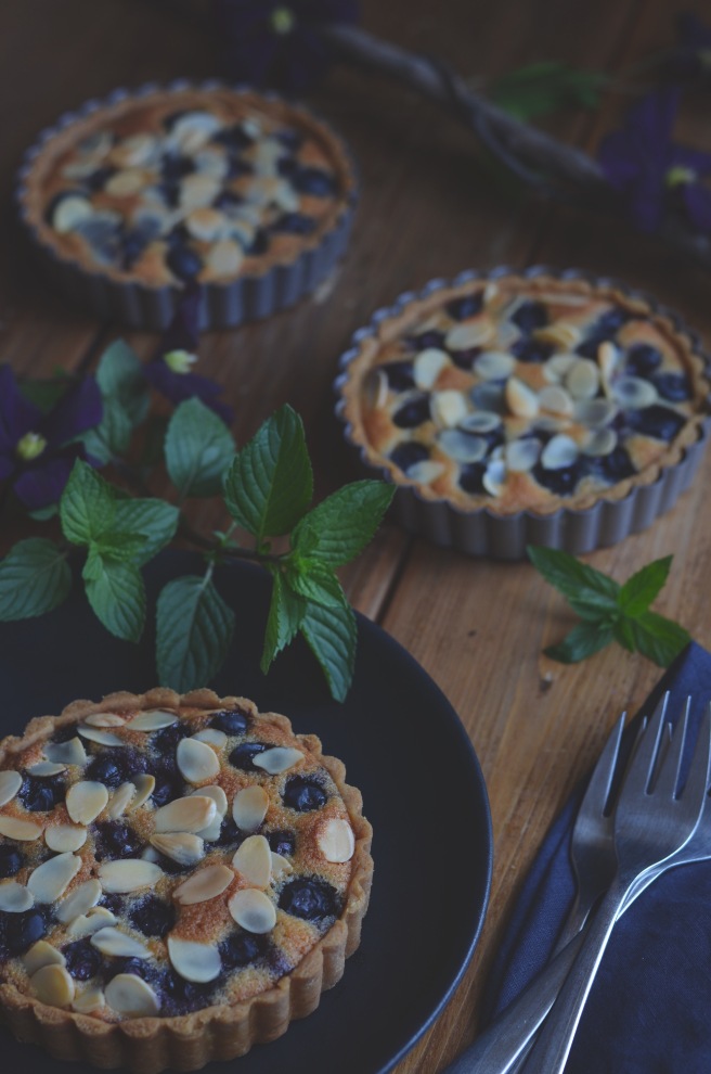 blueberry almond tartlets | conifères & feuillus