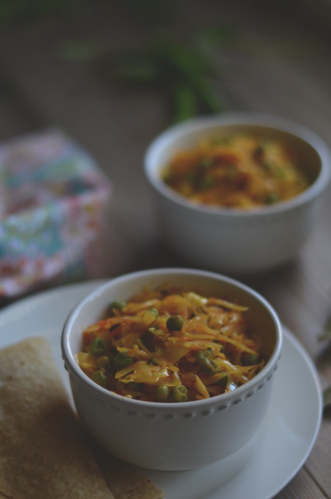 indian-spiced cabbage with tomatoes and green peas | conifères & feuillus