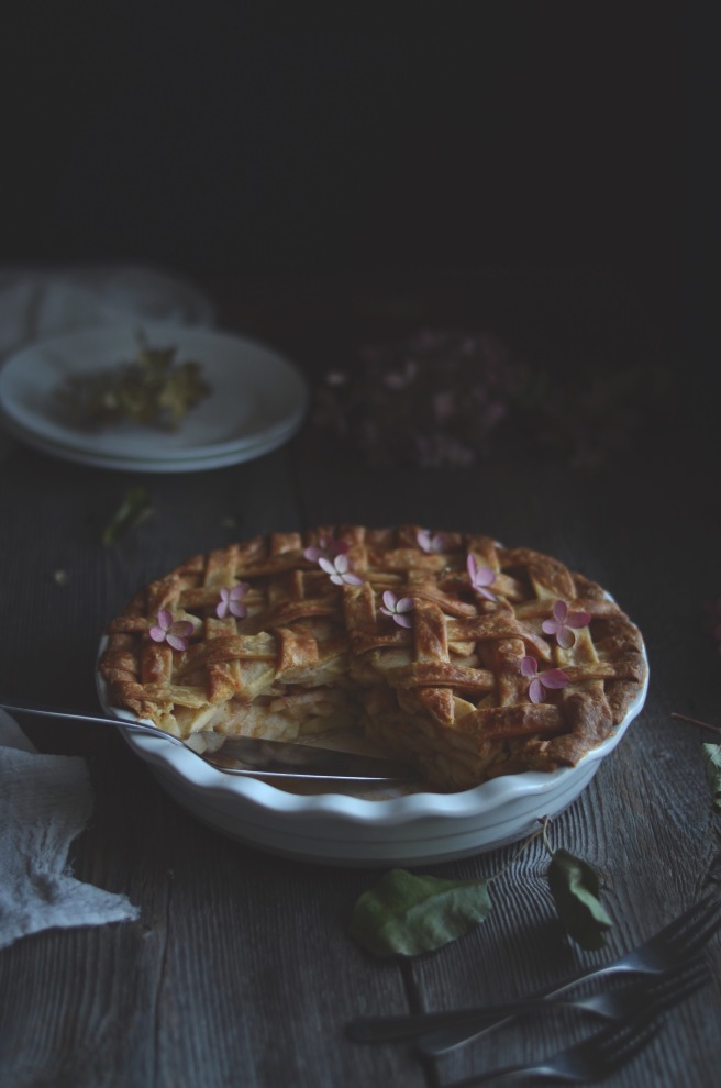 fclassic apple pie with a whole wheat pastry | conifères & feuillus
