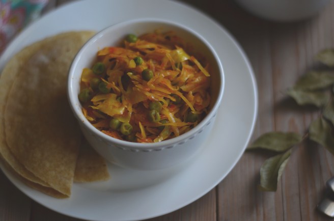 indian-spiced cabbage with tomatoes and green peas | conifères & feuillus