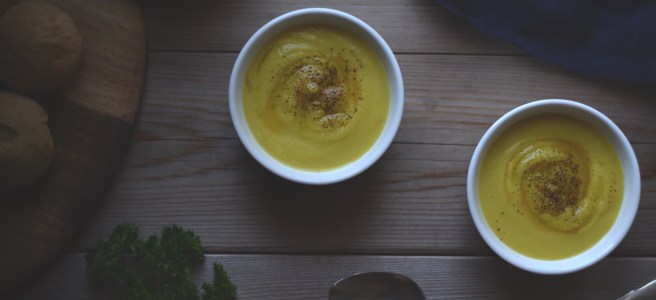 spiced parsnip soup recipe with roasted garlic spread | conifères et feuillus food blog