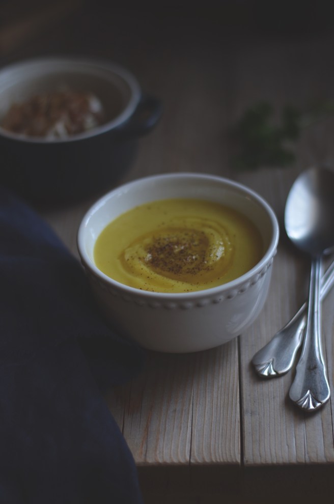 spiced parsnip soup with roasted garlic oil | conifères & feuillus