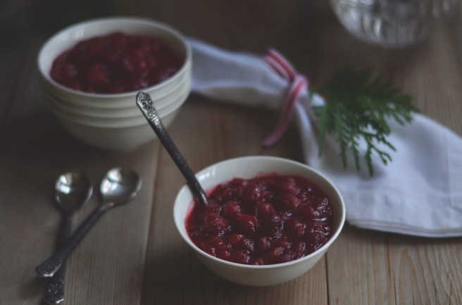 Easy 3 ingredient cranberry sauce recipe | conifères & feuillus